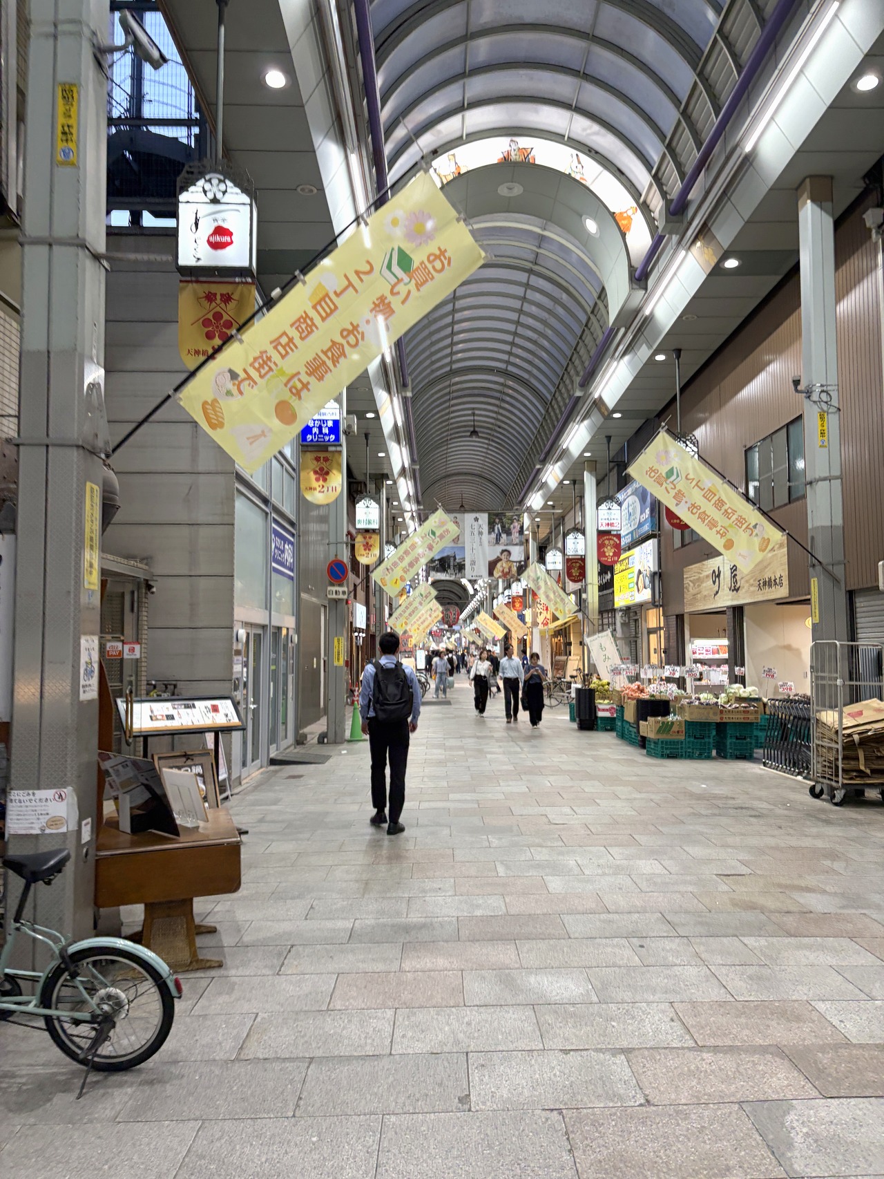 幅の広い天神橋筋商店街1丁目のアーケード