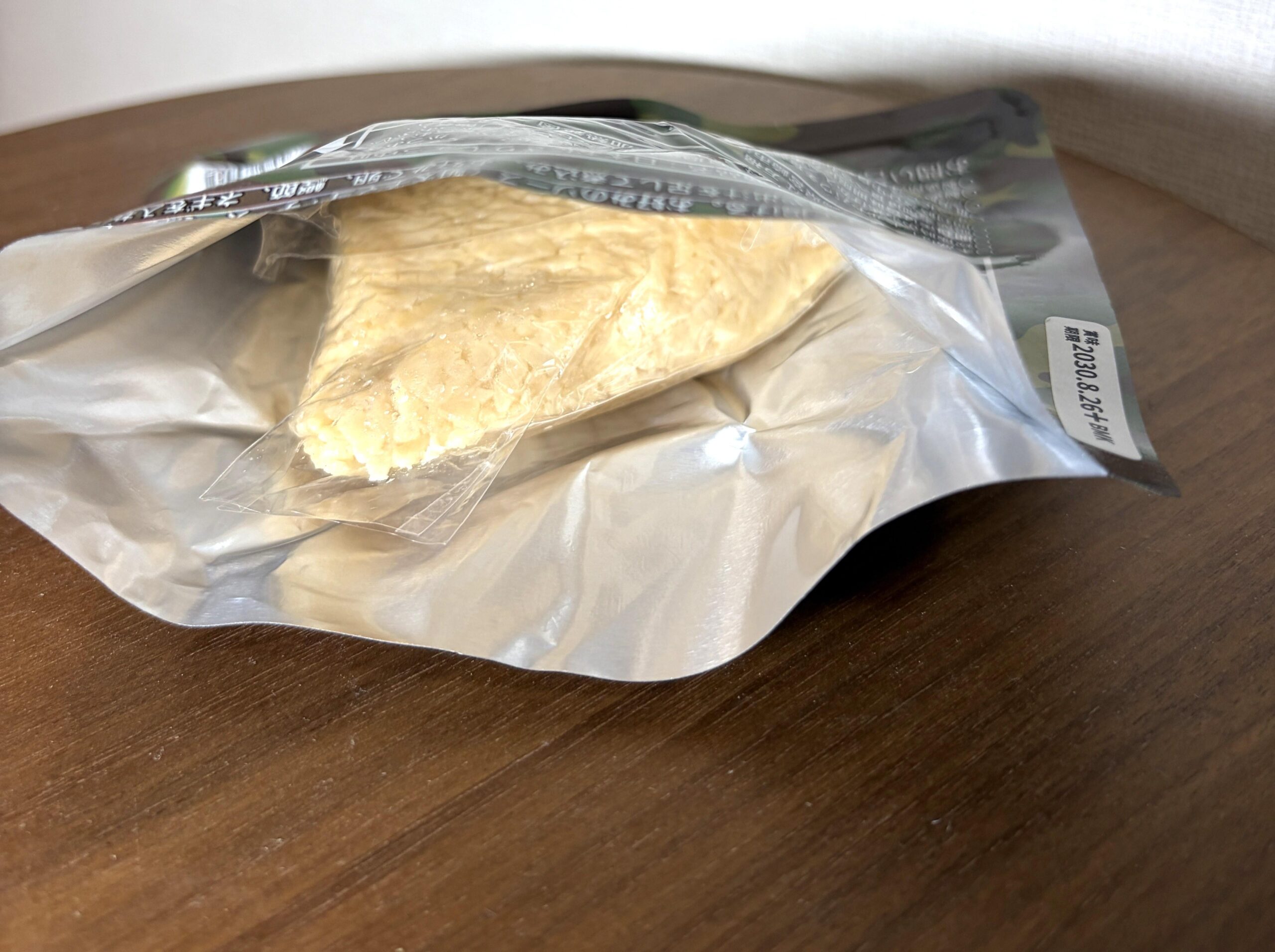封を開けた状態の日本おにぎり しょうゆ味