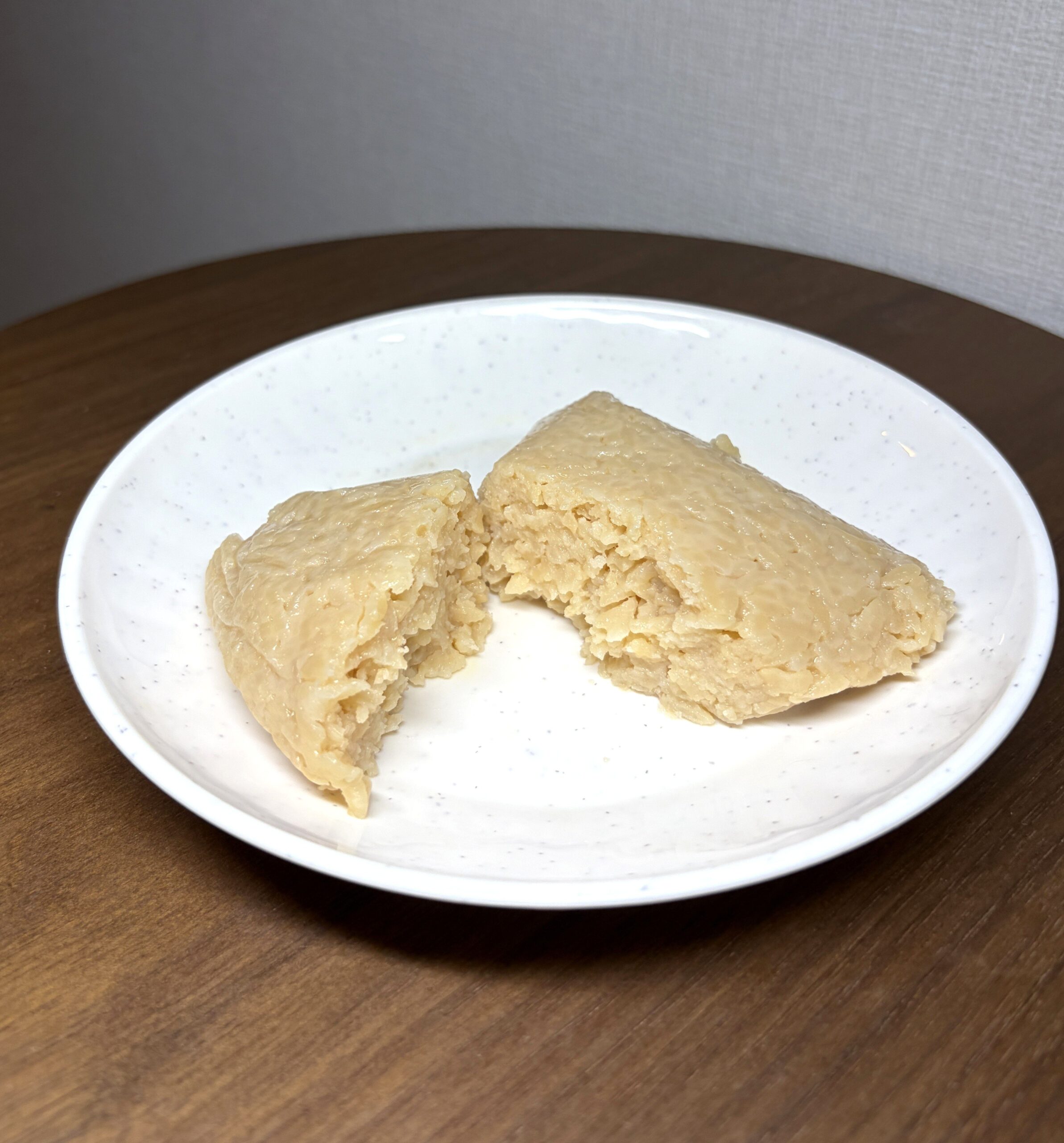 お皿に取り出した日本おにぎり しょうゆ味（半分に割った状態）