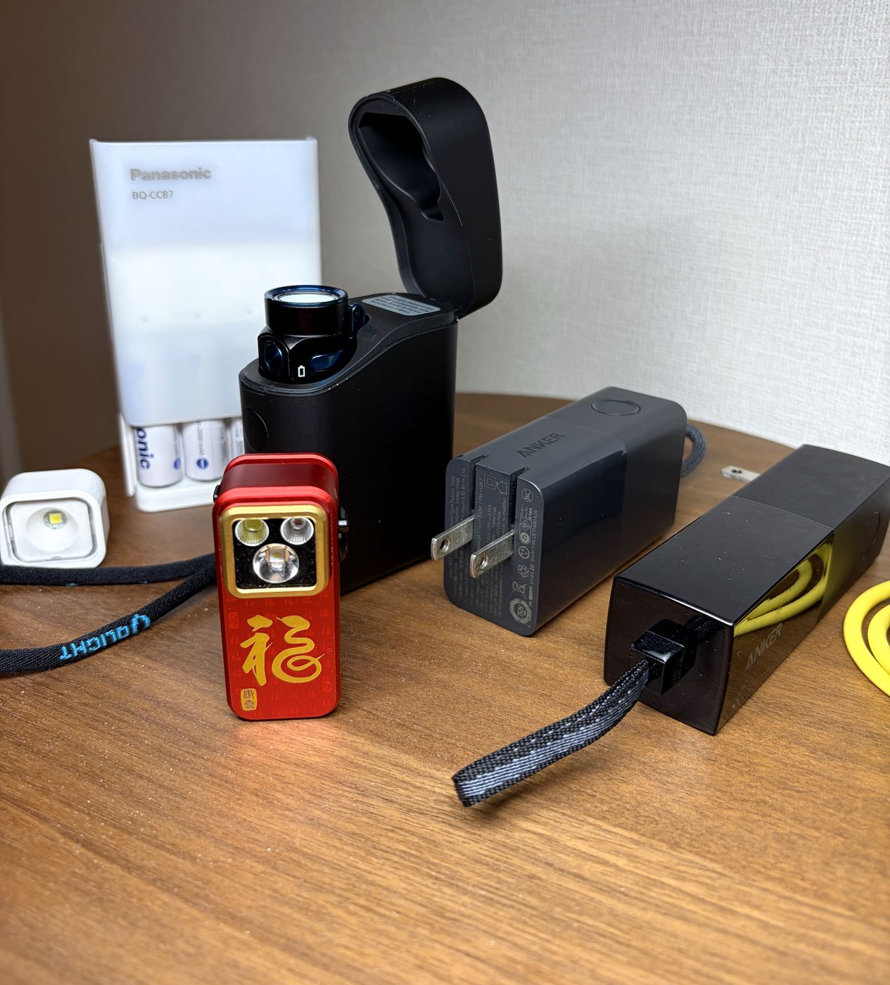 在宅避難用に備えているライト・モバイルバッテリー・充電器・ケーブル