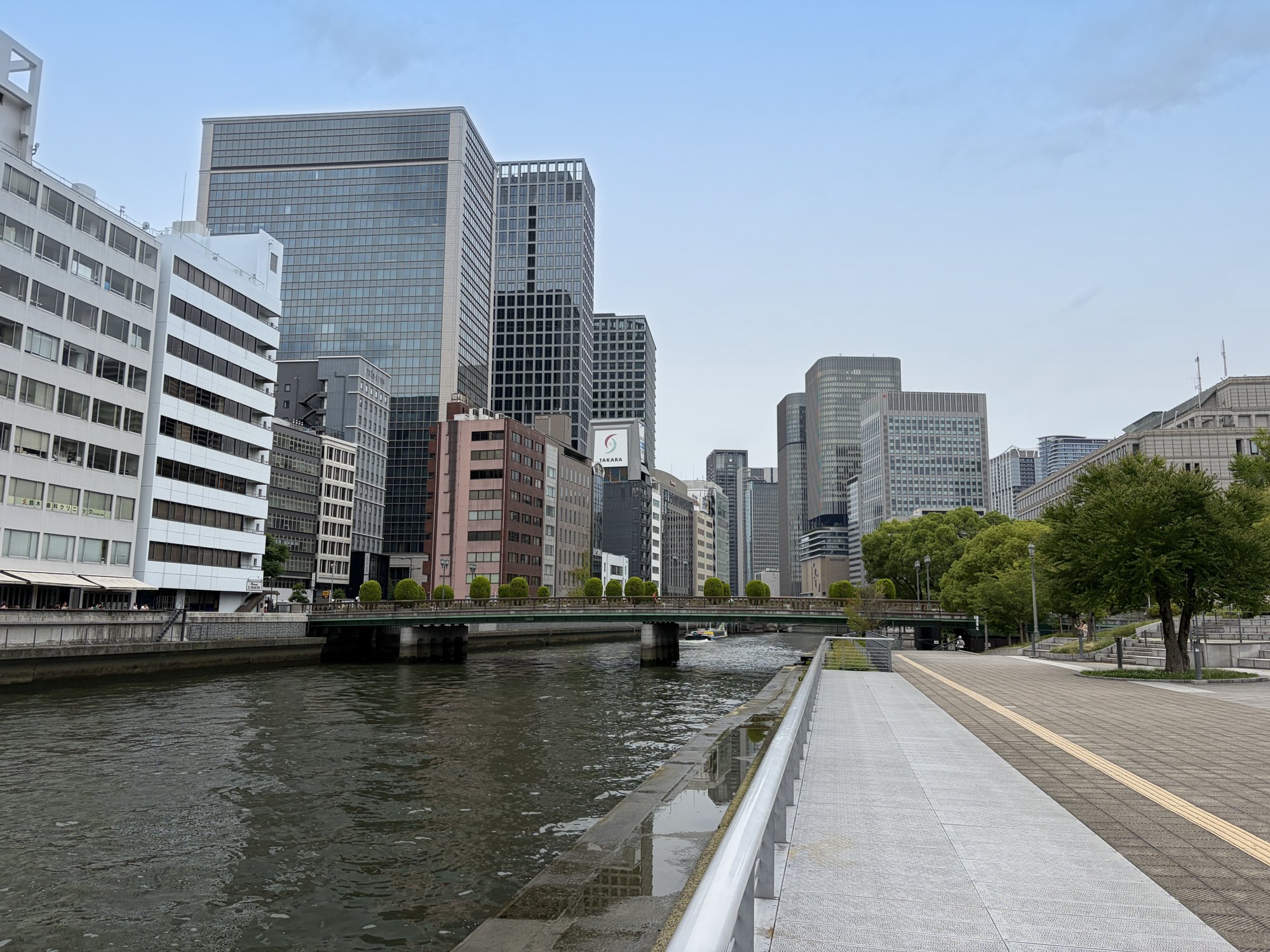 川沿いの遊歩道とビル群