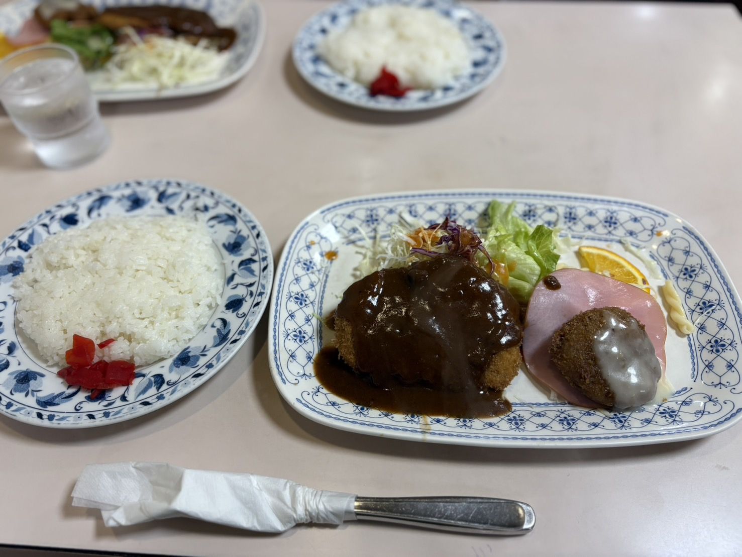 のさきランチの全景（トンカツとコロッケ、ライス付き）