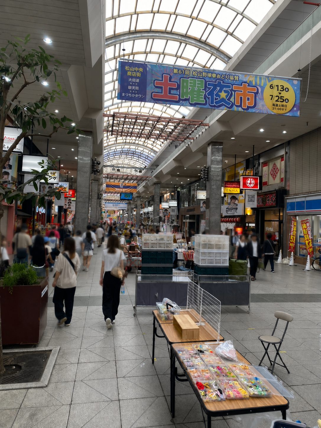 銀天街アーケードの土曜夜市の準備風景