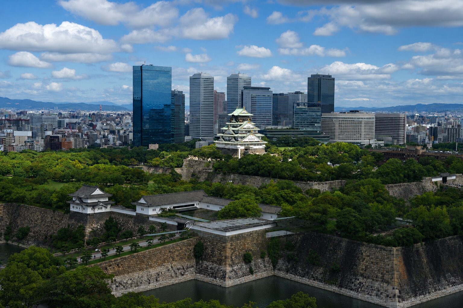 大阪歴史博物館から見た大阪城と高層ビル群