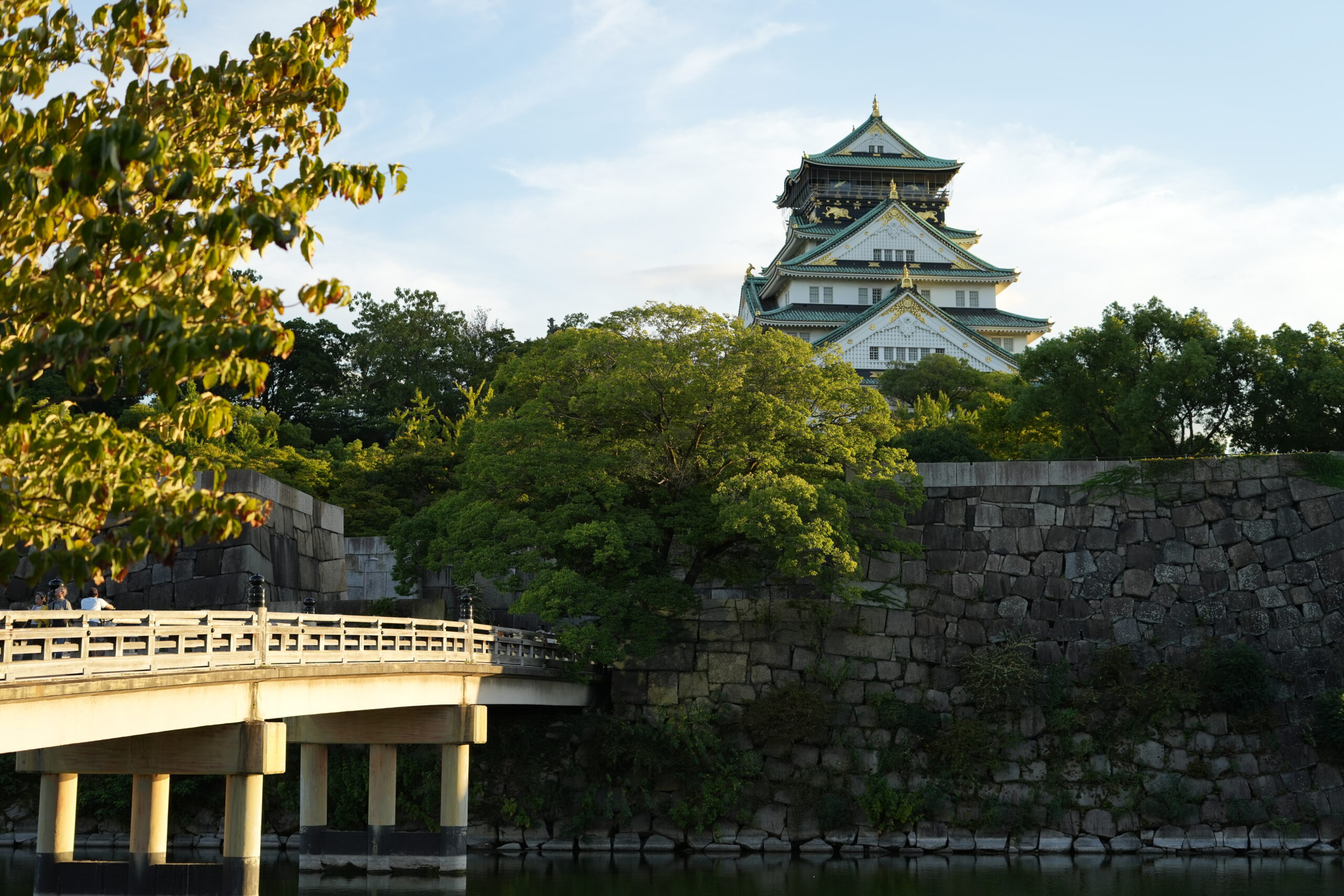 お堀と橋ごしに望む大阪城