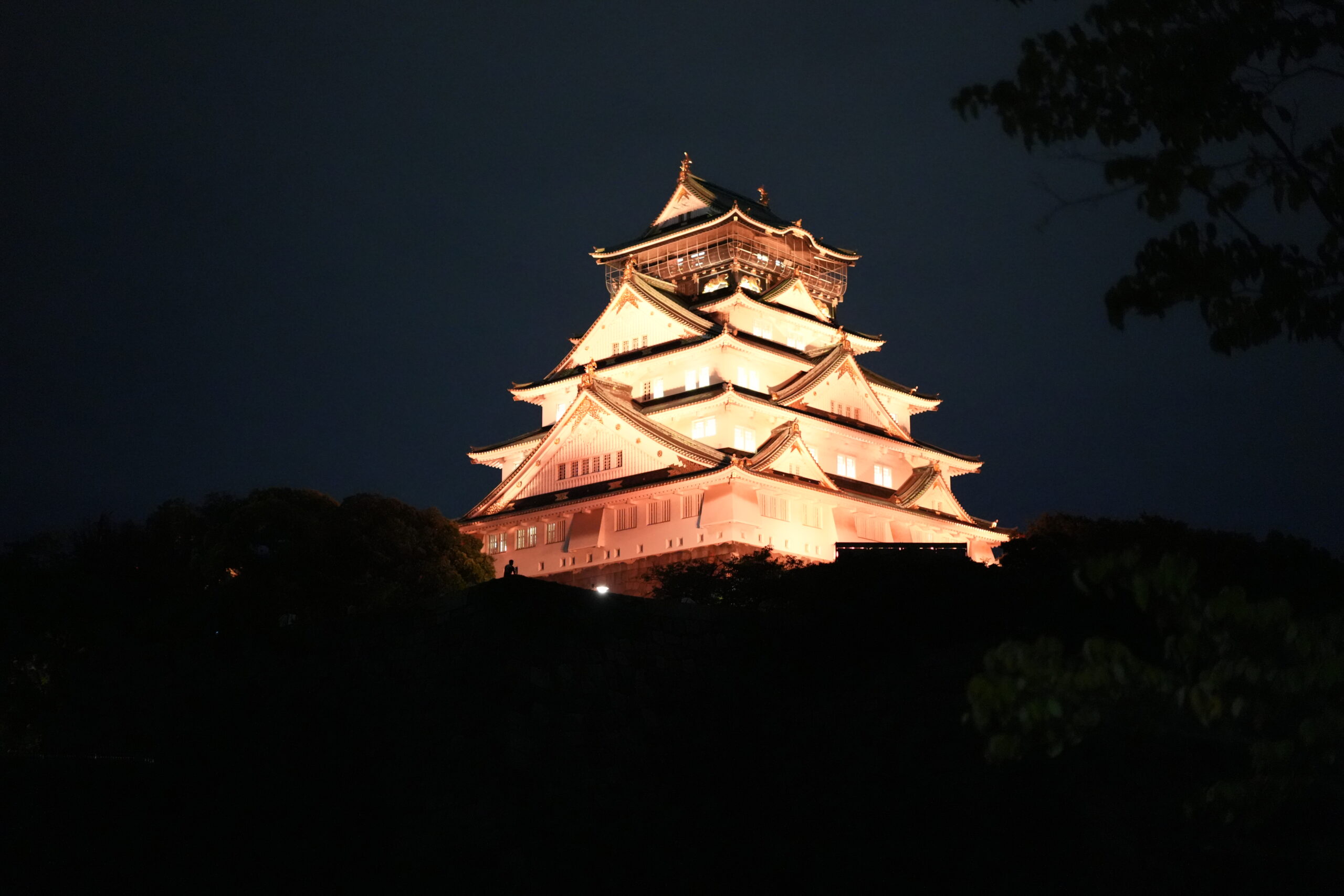九月二十一日、オレンジ色にライトアップされた大阪城の天守閣