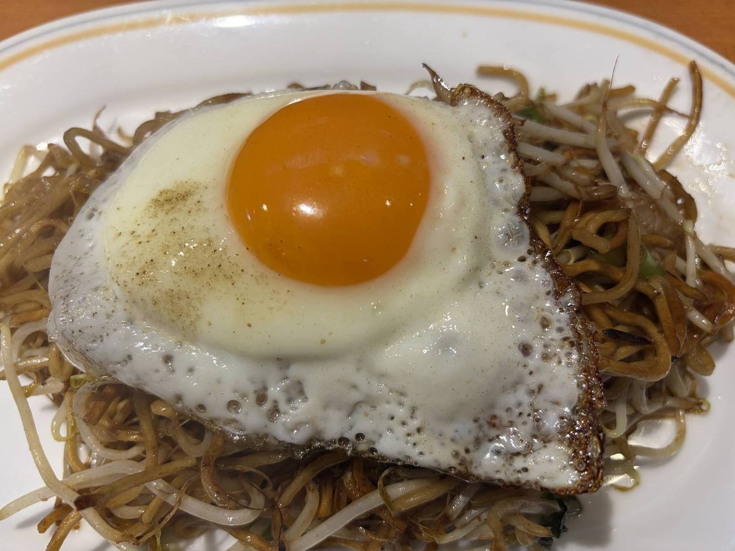 想夫恋の日田焼きそばにのせた目玉焼きのアップ