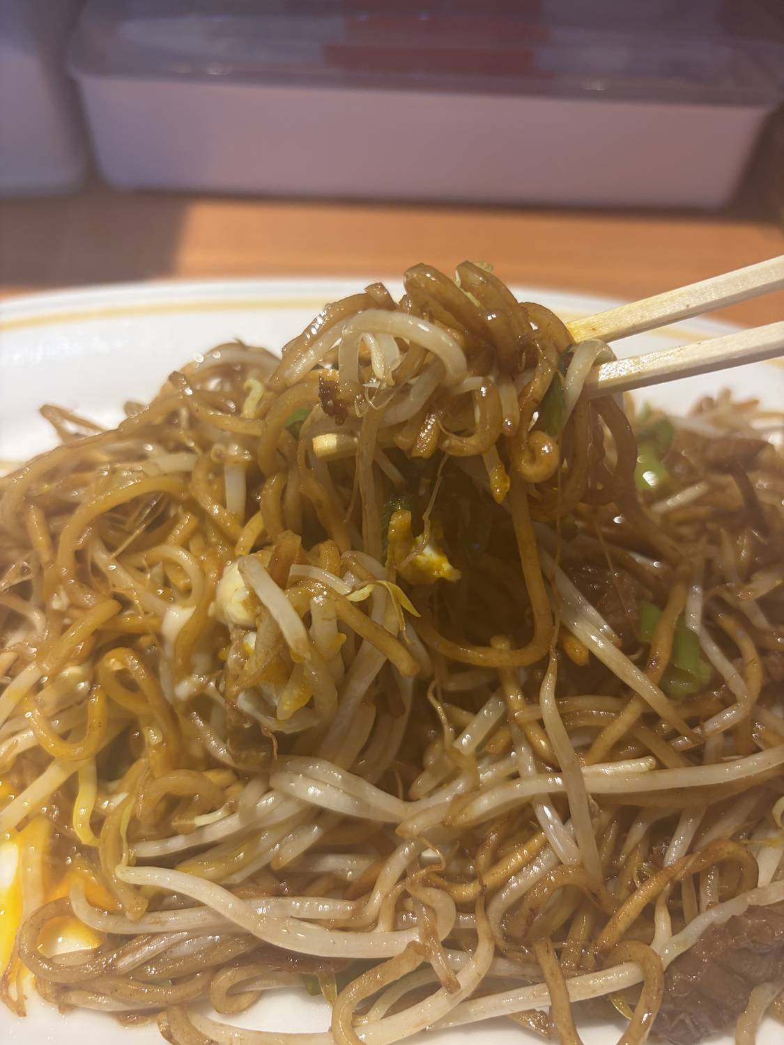 想夫恋の日田焼きそばの麺を箸で持ち上げたところ