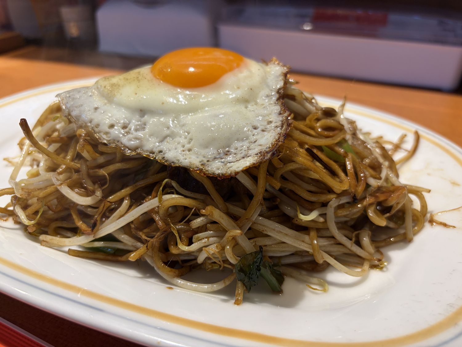 想夫恋の日田焼きそばを斜めから撮影した一皿
