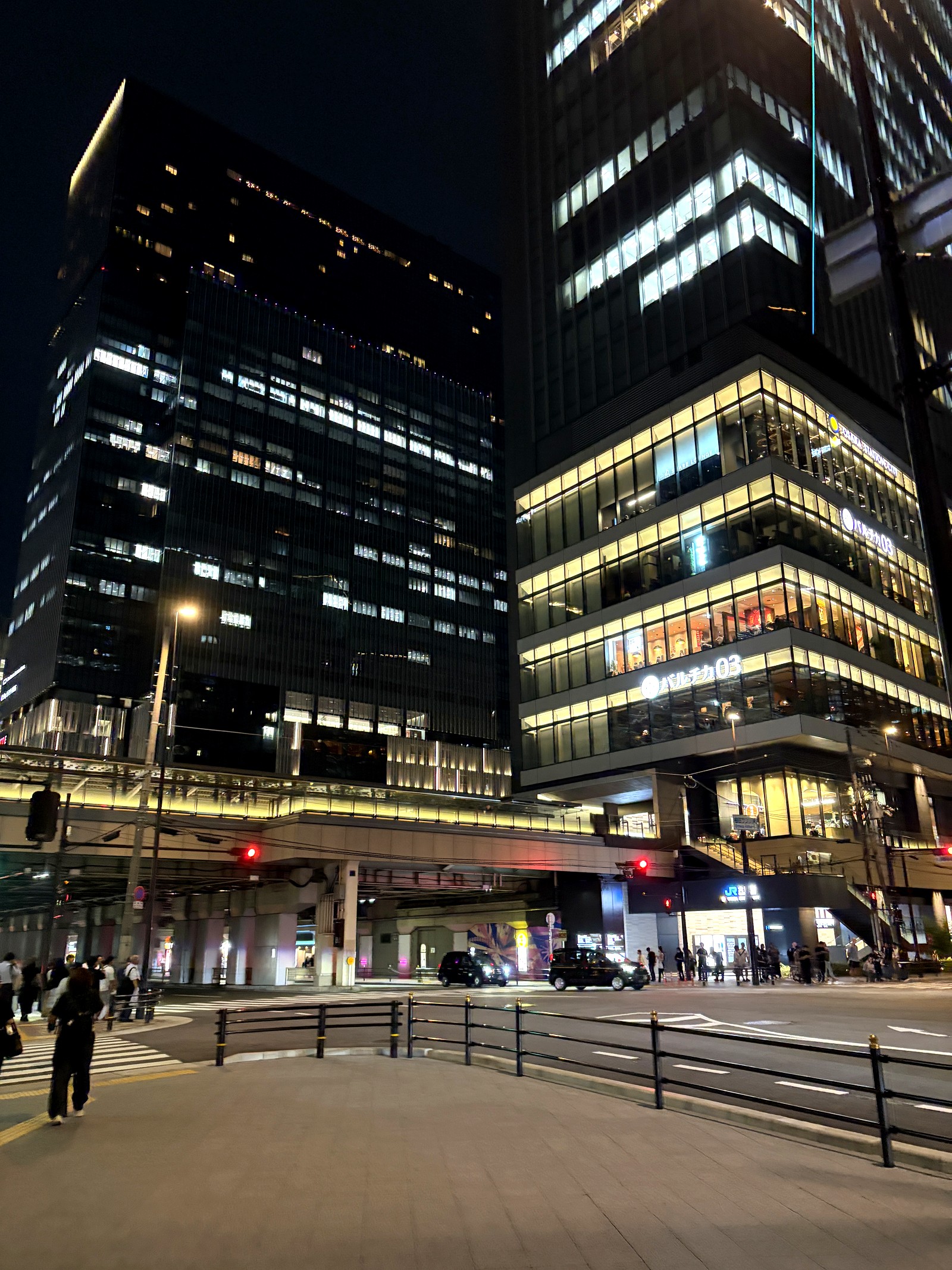 灯りを映してきらめく夜の梅田のビル群