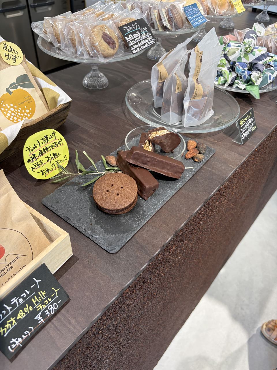 カフェのカウンターに並ぶお菓子
