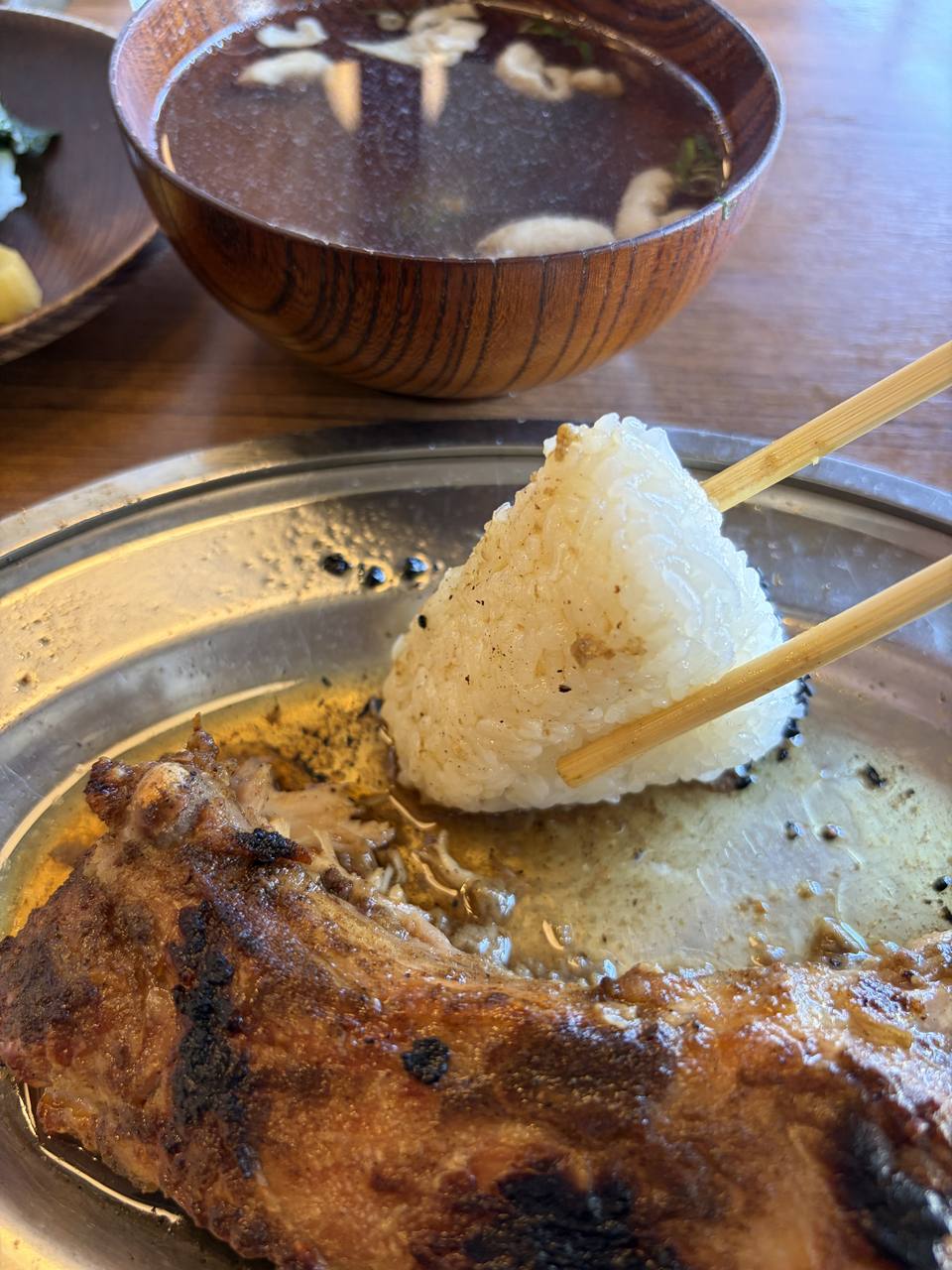 おにぎりを骨付鳥の油につける食べ方