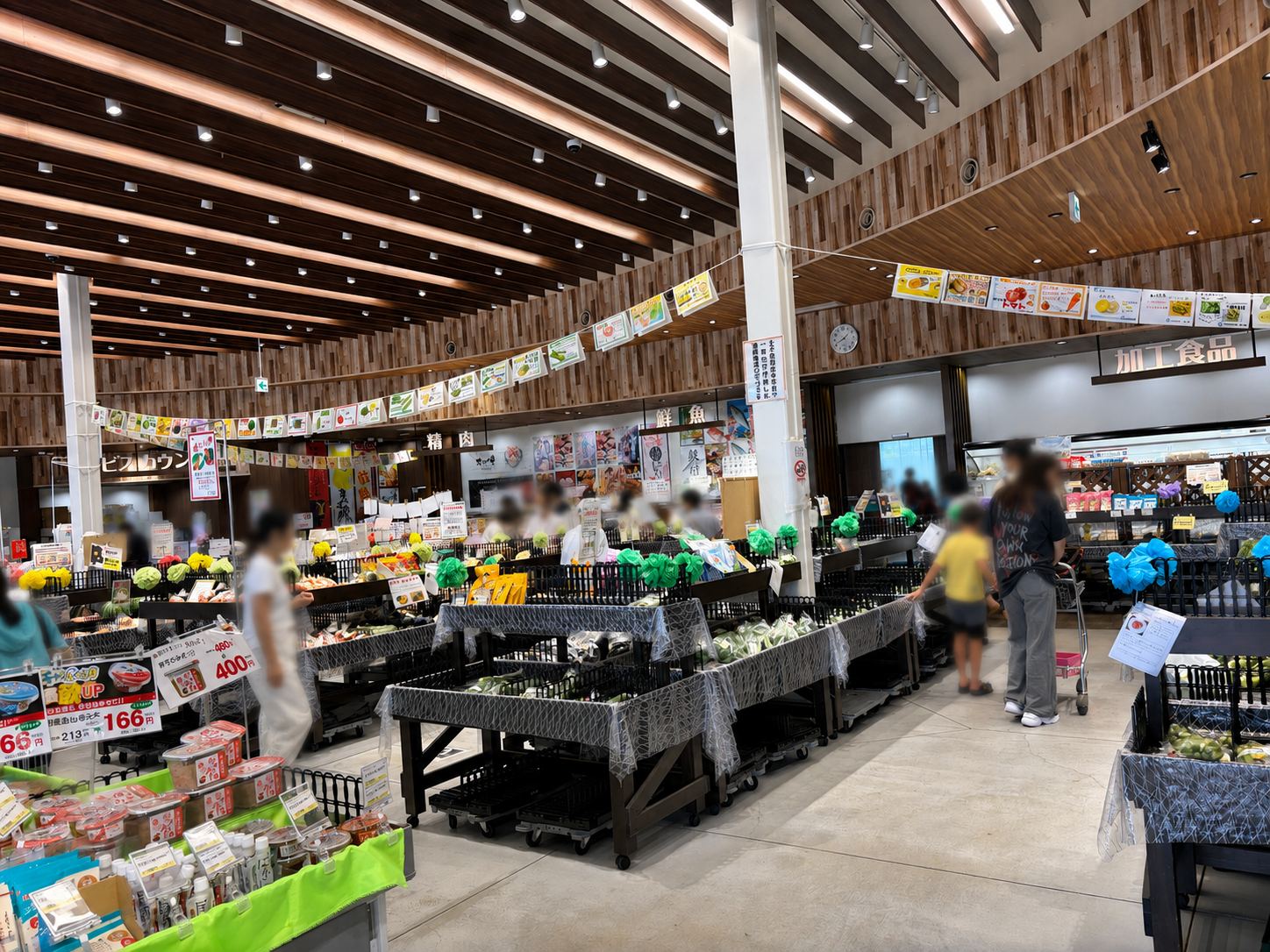 道の駅滝宮の新鮮な野菜や果物が並ぶ産直販売所