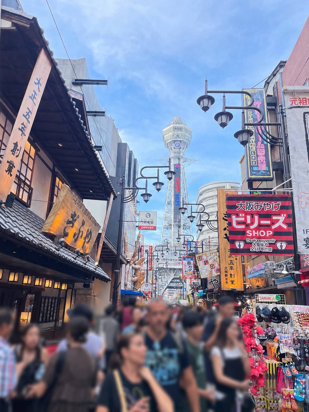 新世界から見上げる通天閣