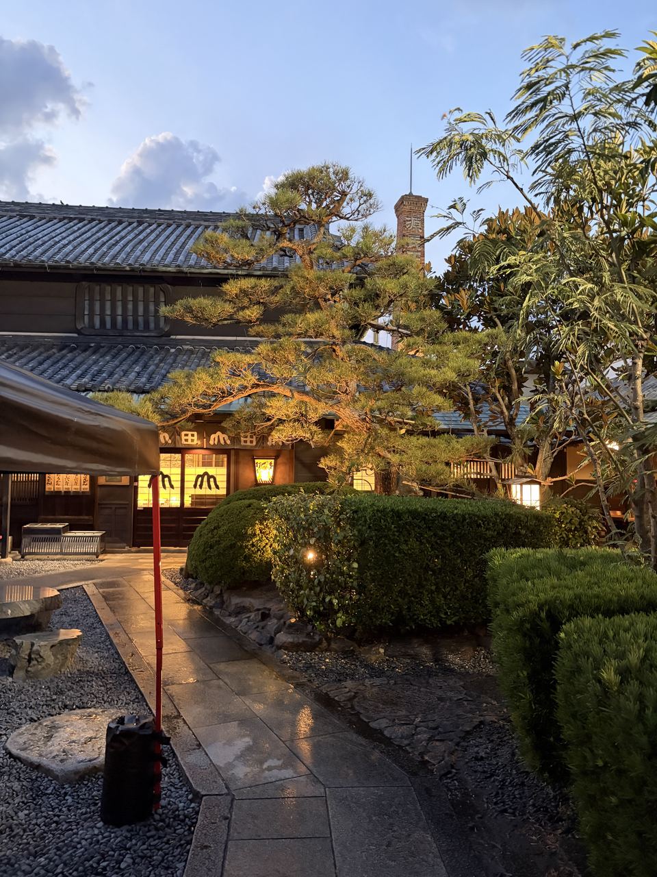 古民家うどん山田屋の店舗外観（夕暮れ）