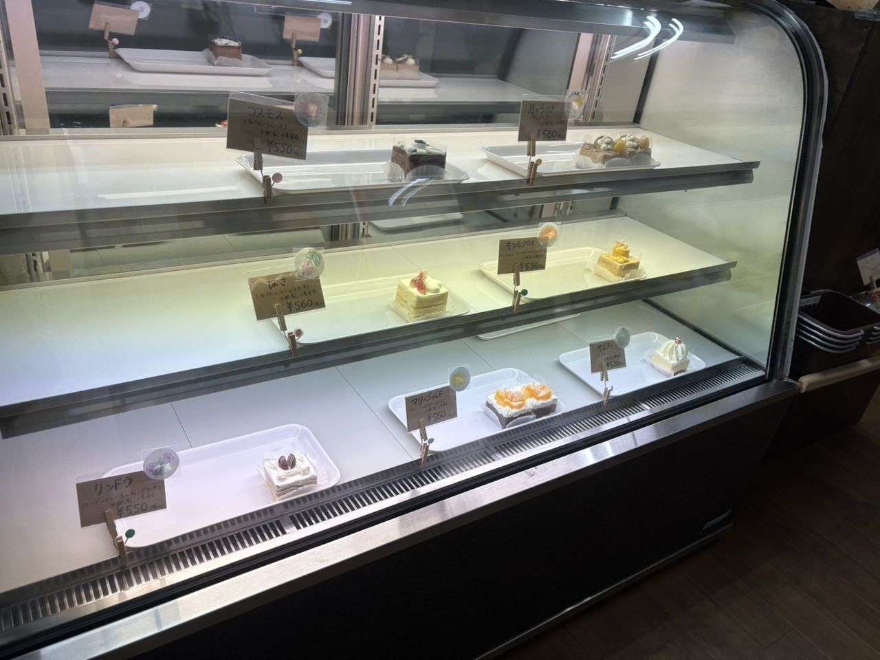 ケーキが並ぶショーケース