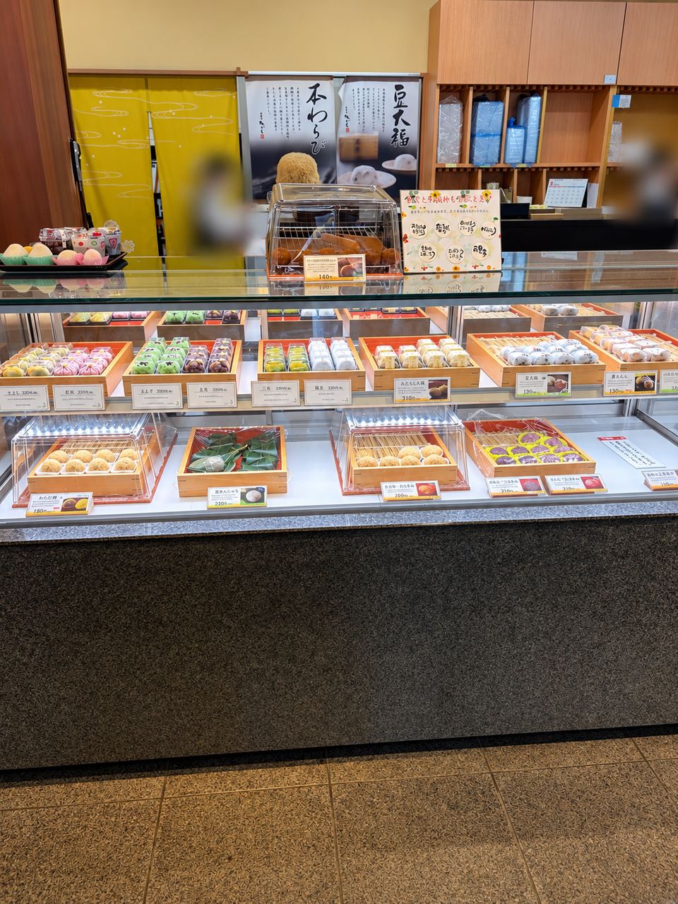 夢菓房たから本店の生菓子ショーケース