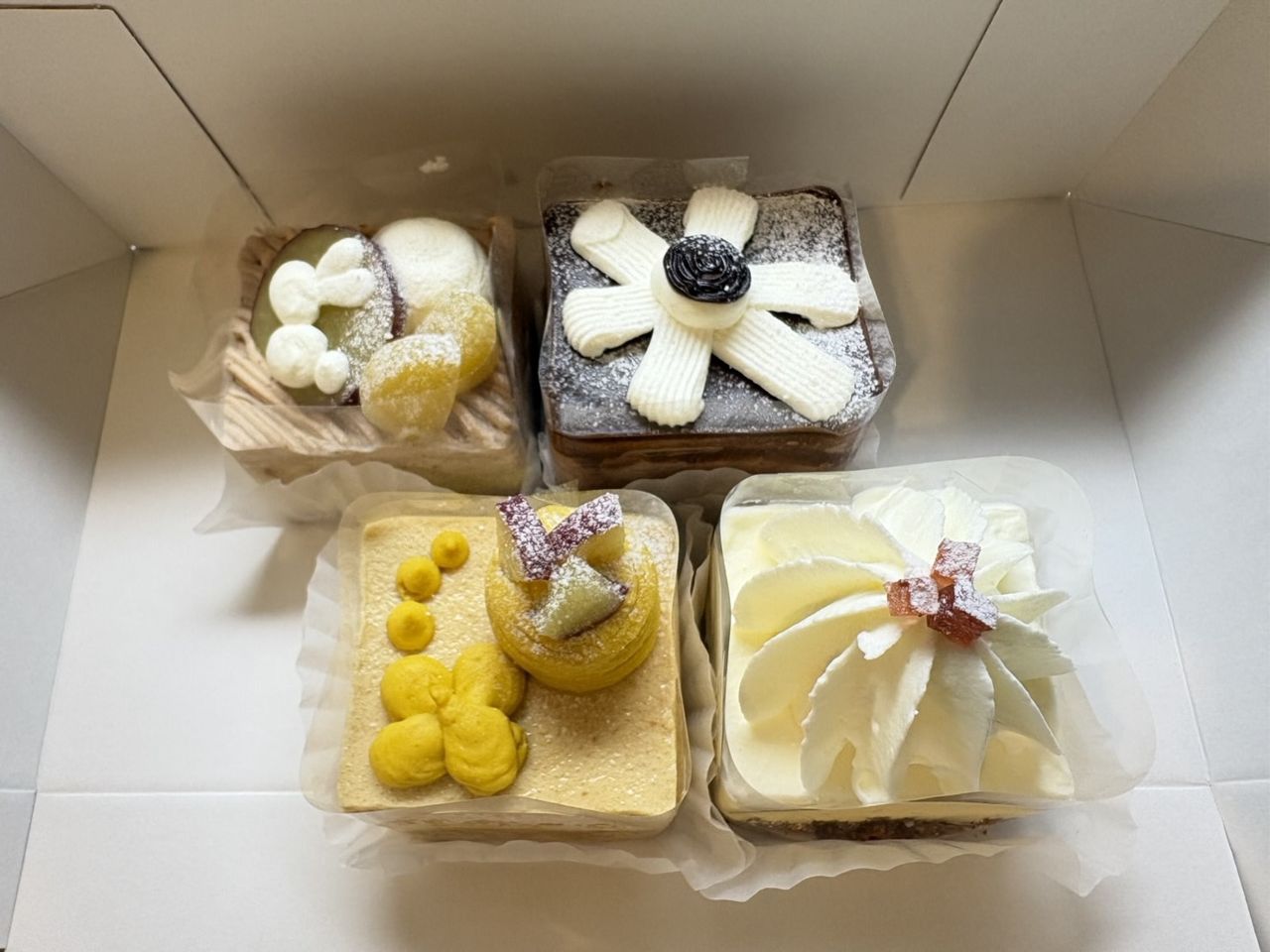 購入したお花のようなスクエア型ケーキ4種