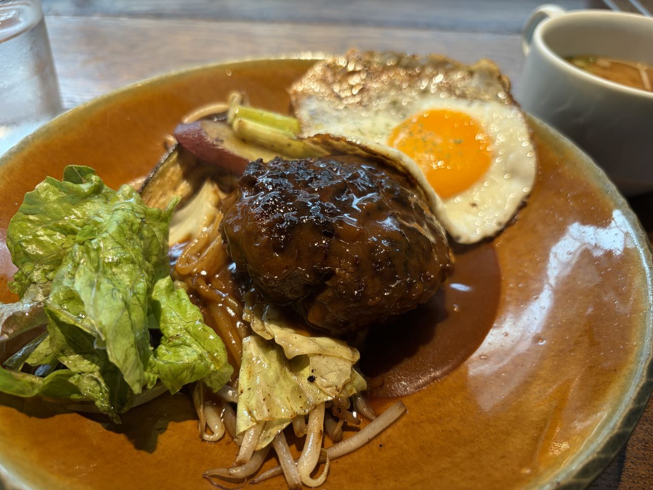 カリッと焼き上げられたオリーブ牛ハンバーグの表面のアップ
