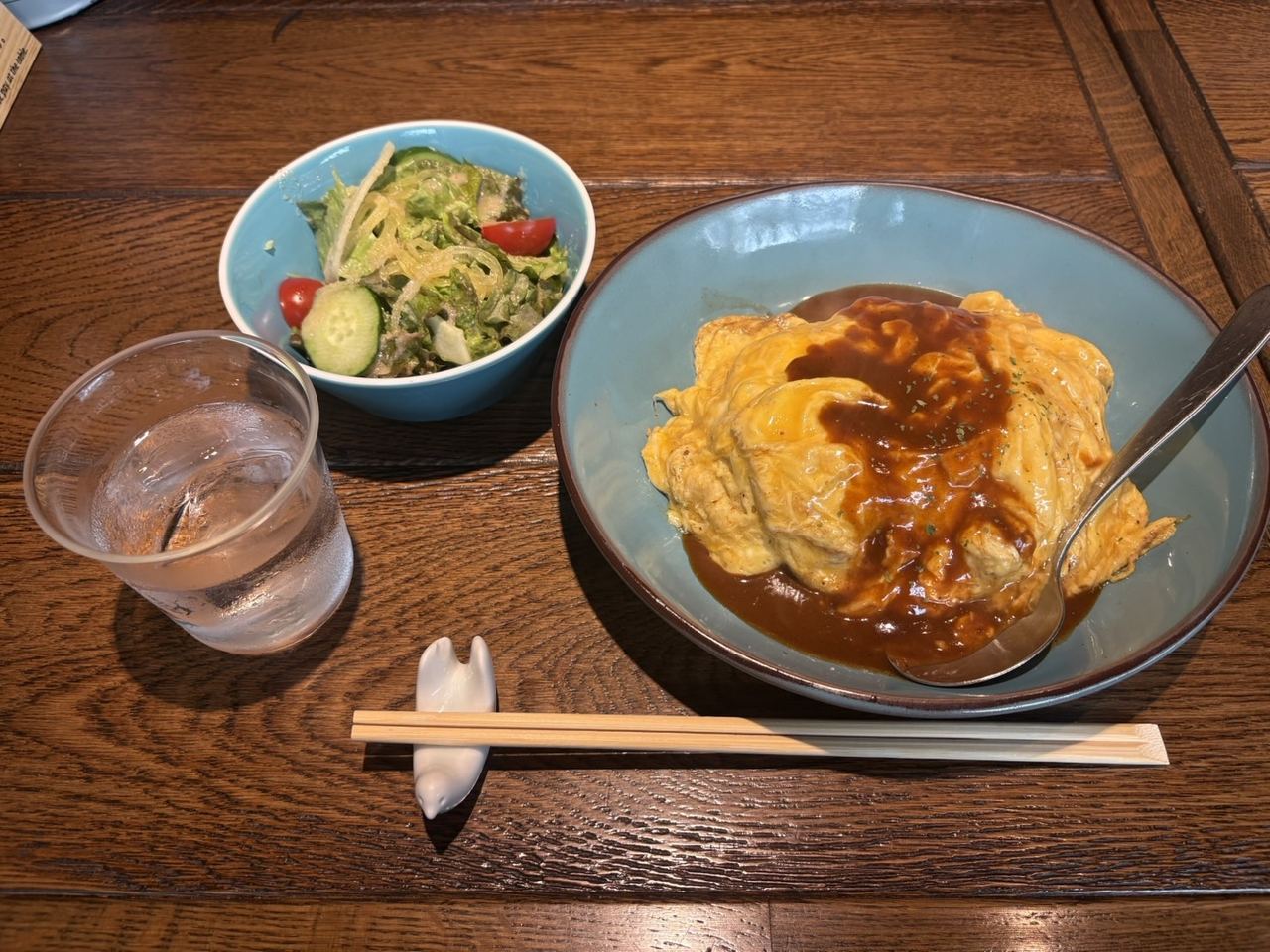 ふわとろ卵に包まれたビーフオムライスの盛り付け全体