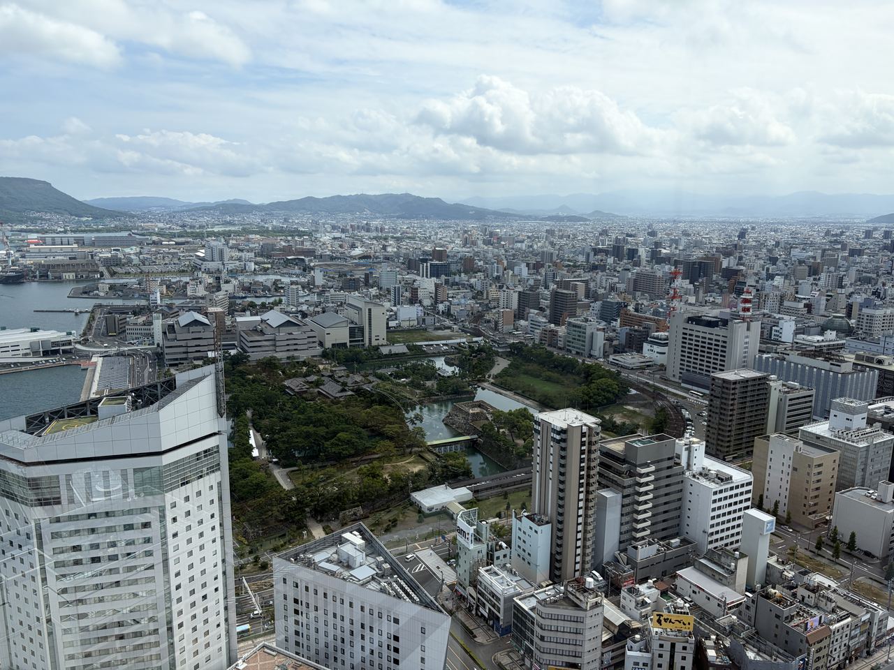 展望スペースから見下ろす玉藻公園（高松城跡）と高松市街