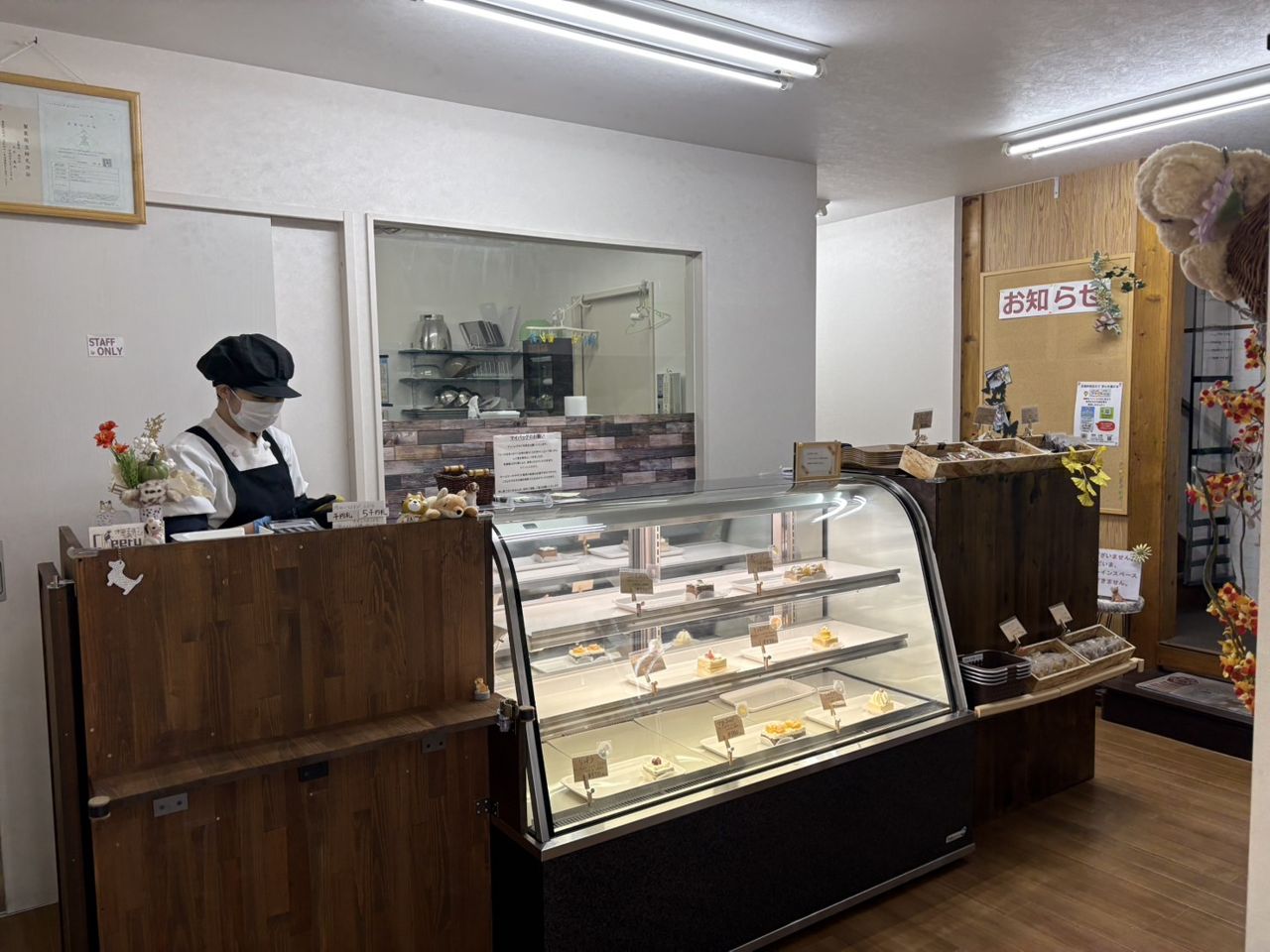 洋菓子店ちありーの店内とショーケース