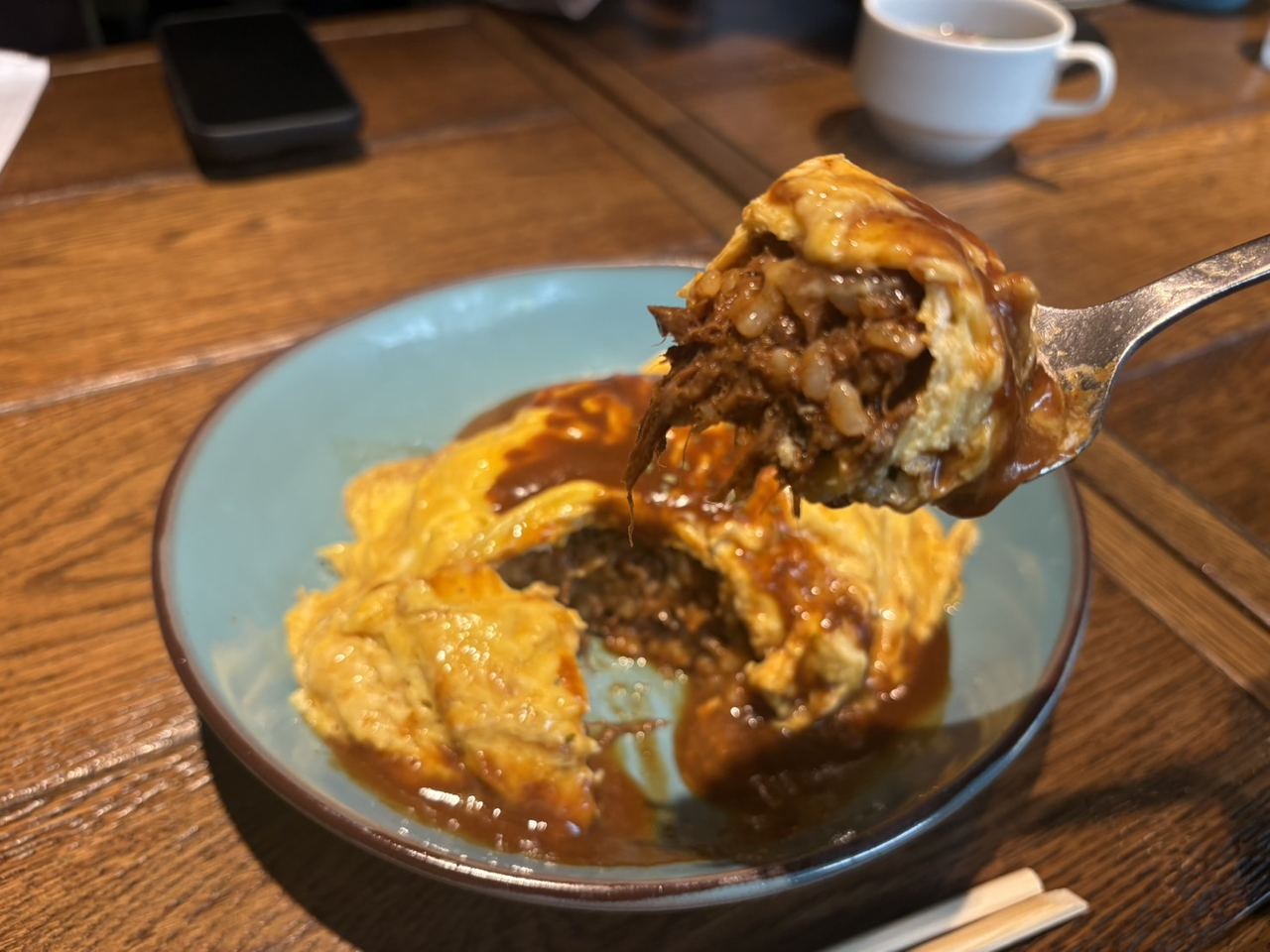 スプーンですくったビーフオムライス、ほろほろに煮込まれた牛肉が見える