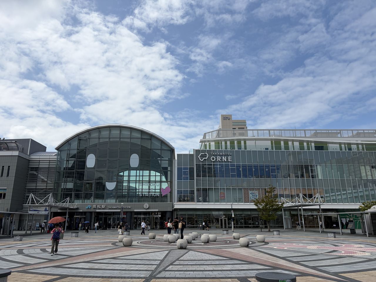 JR高松駅と高松オルネの外観