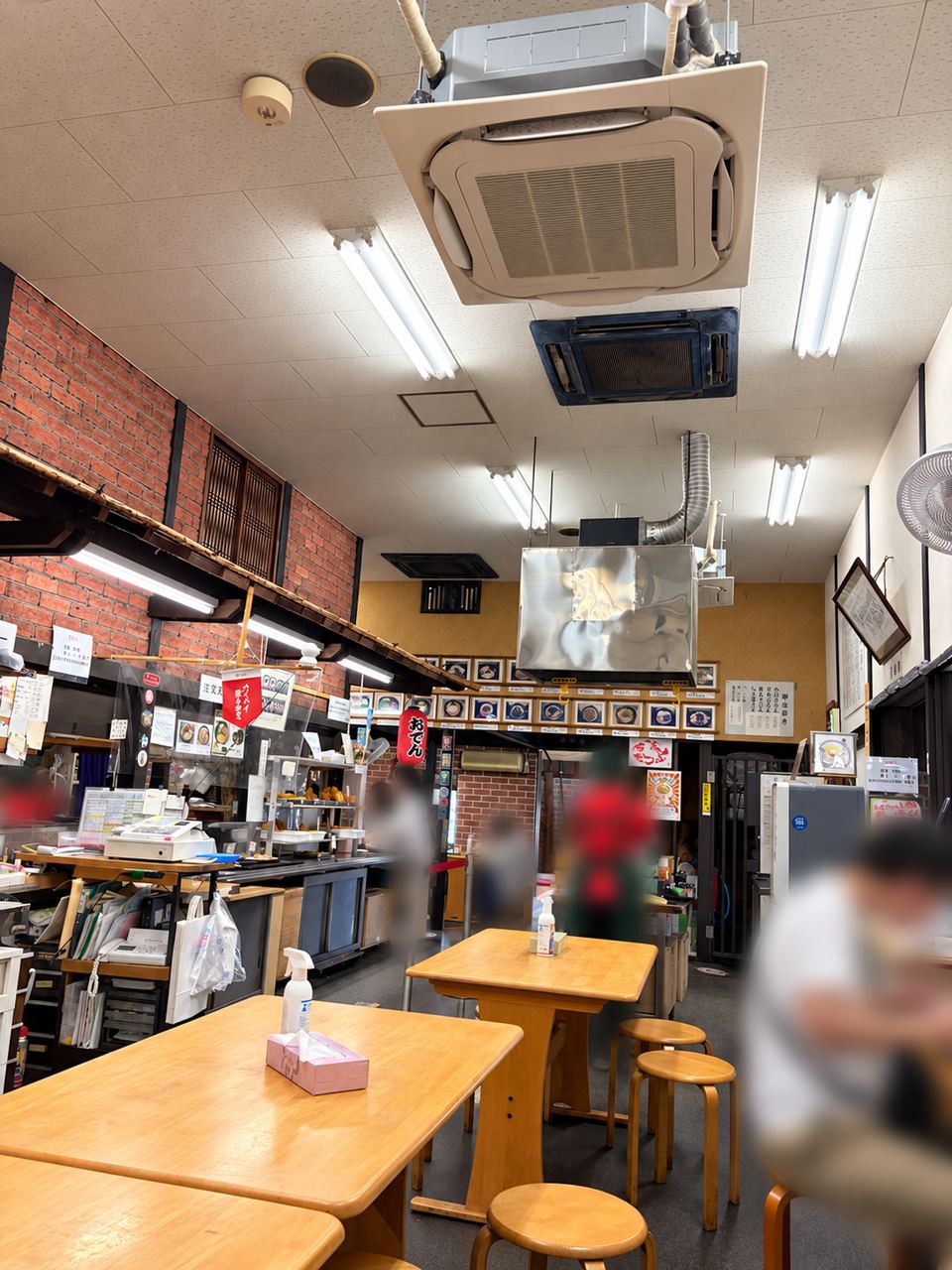 三徳の店内（カウンター席とテーブル席）