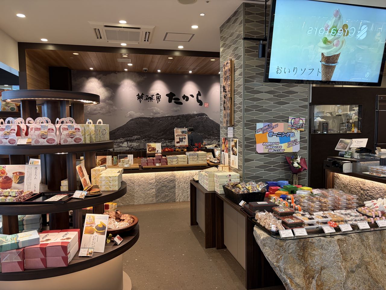 夢菓房たから高松オルネ店の明るい店内