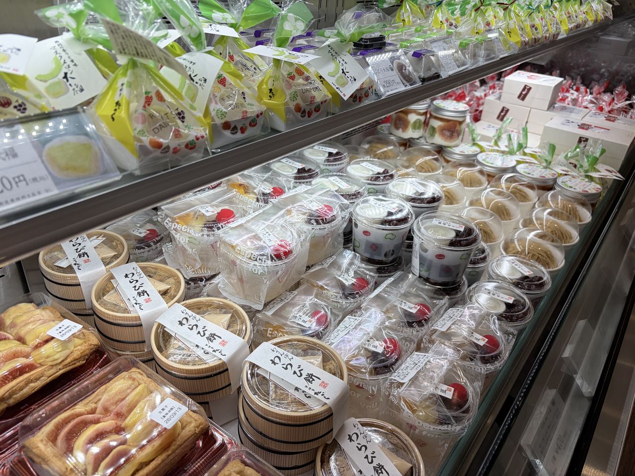 夢菓房たから高松オルネ店のショーケースに並ぶ和菓子
