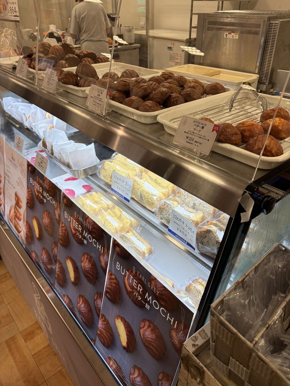 &EARL GREYのバター餅やシフォンケーキが並ぶショーケース