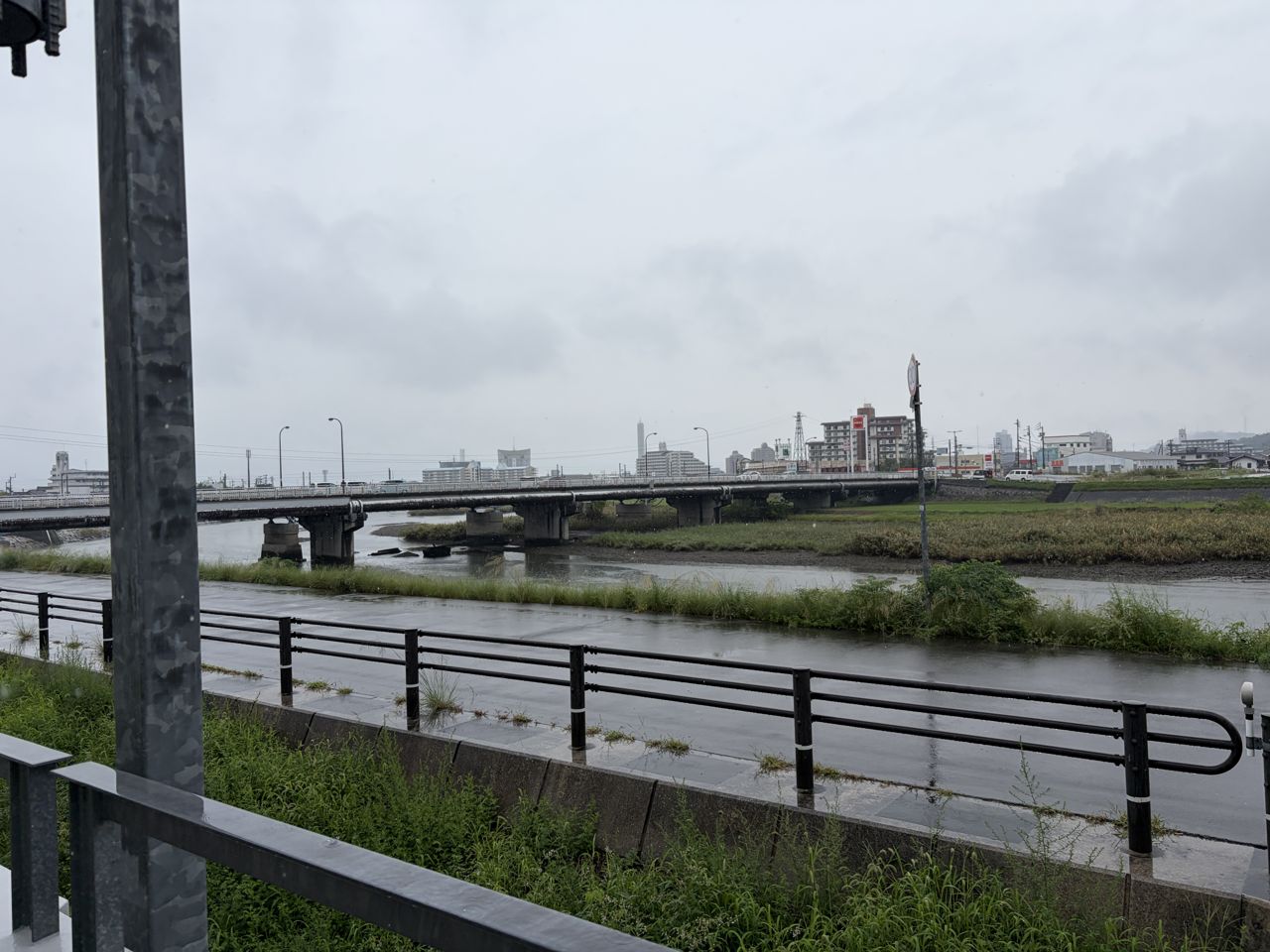 一鶴 土器川店のすぐ横を流れる雨の日の土器川