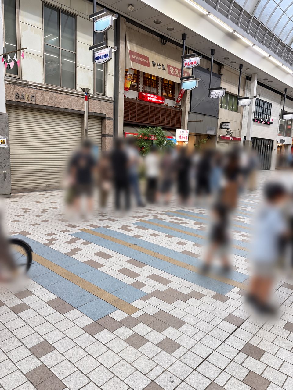 開店前にできた寄鳥味鳥の行列