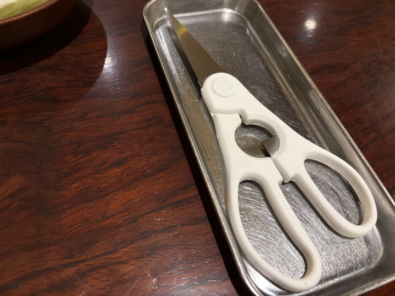 親どりに付いてくるハサミ（切り分けはセルフ）