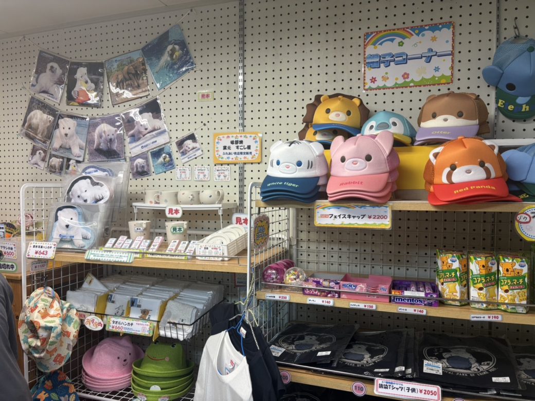 ショップに並ぶ動物グッズ