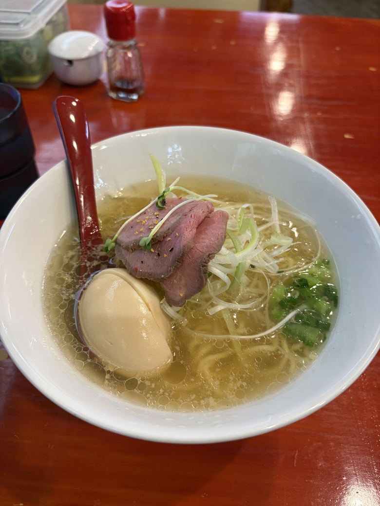 煮卵をトッピングした麺屋updateの牛塩ラーメン