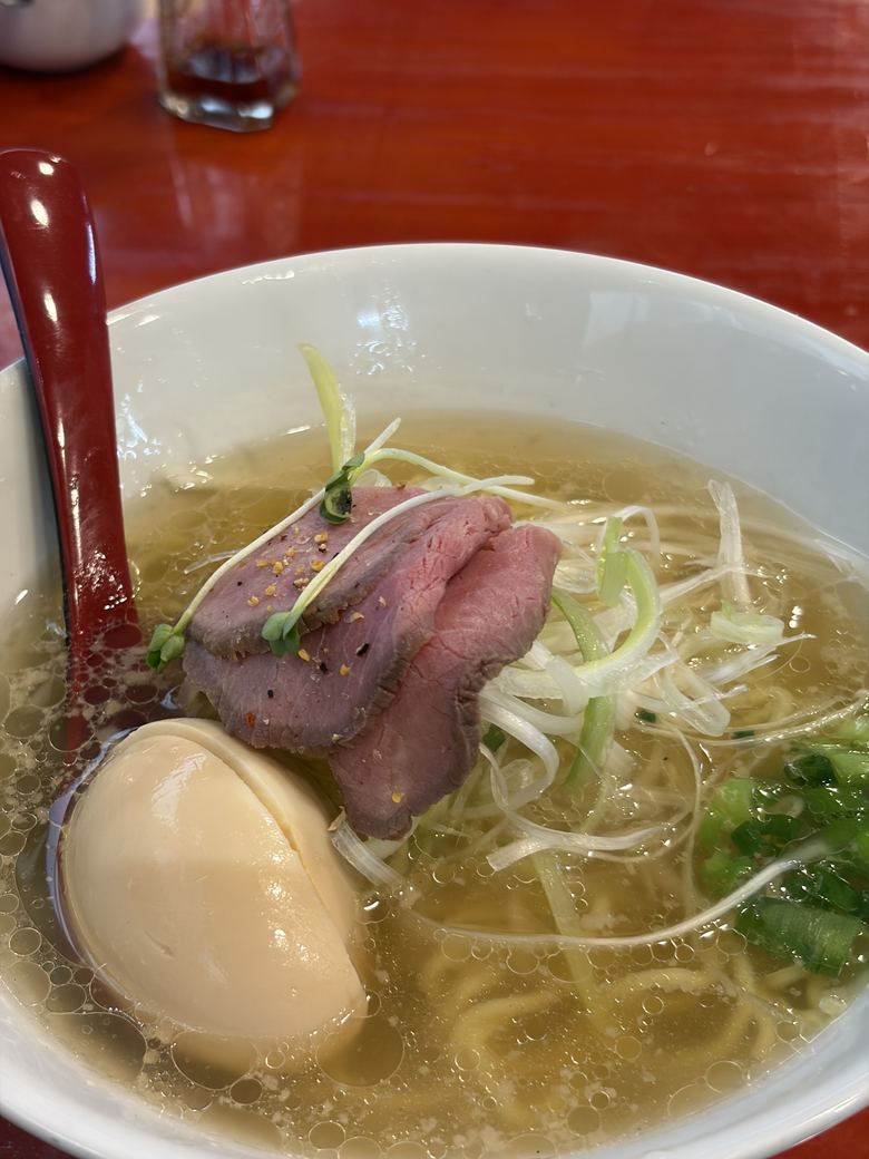 牛もも肉のチャーシューと煮卵がのった牛塩ラーメンのアップ