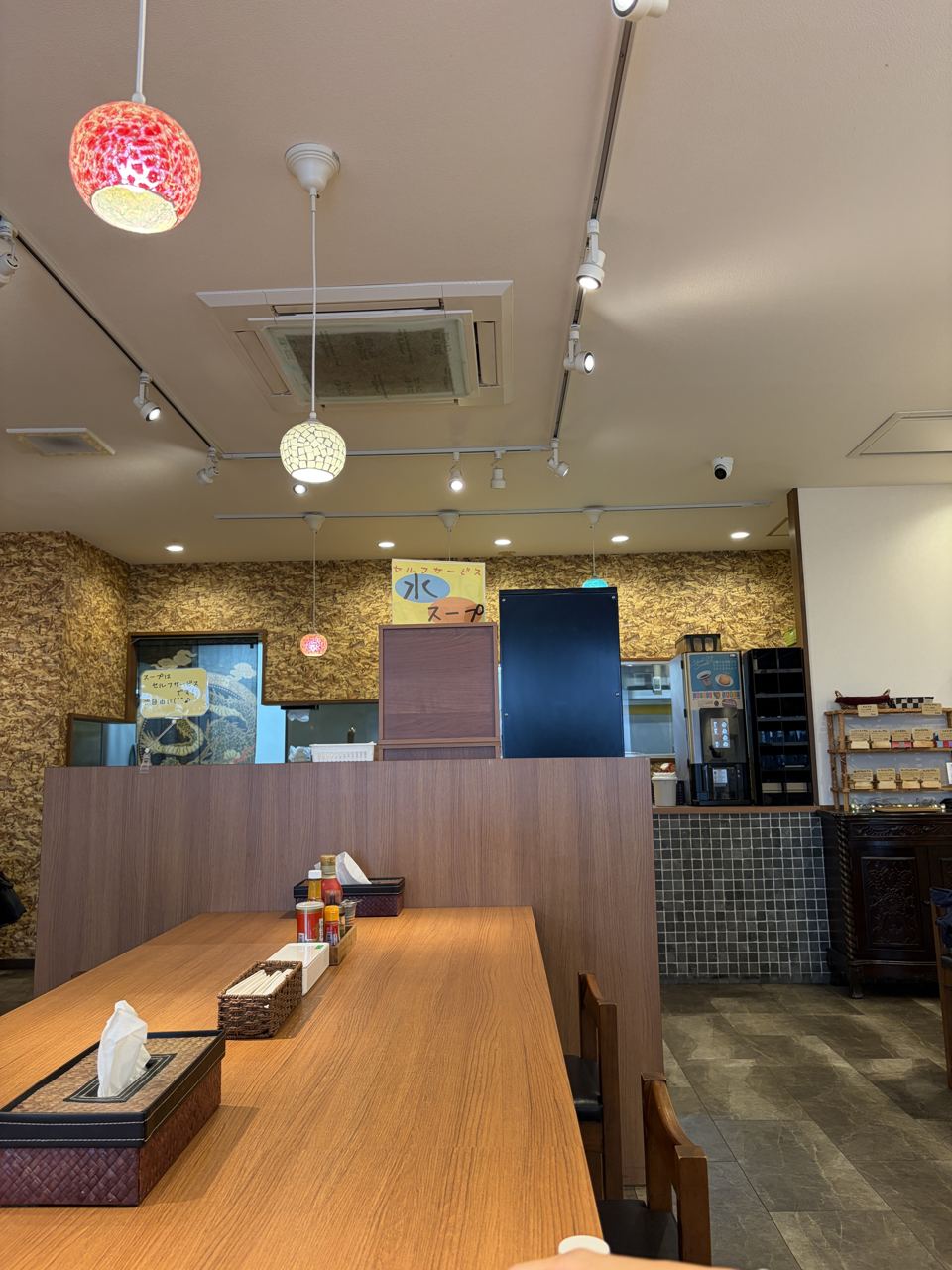 カウンター席とテーブル席のある店内