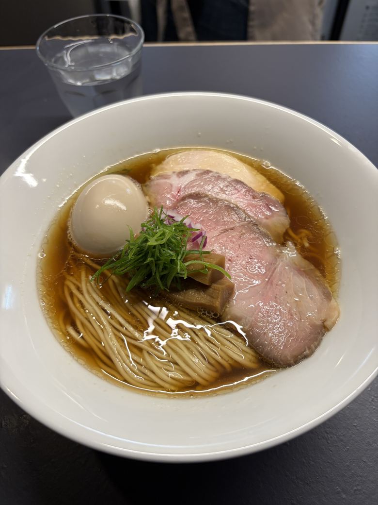 池麺の醤油らぁ麺に味玉をトッピングした一杯