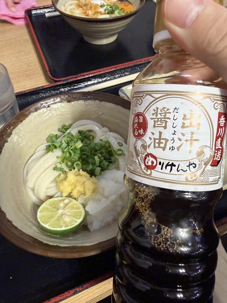 めりけんやのだし醤油のボトルと醤油うどん