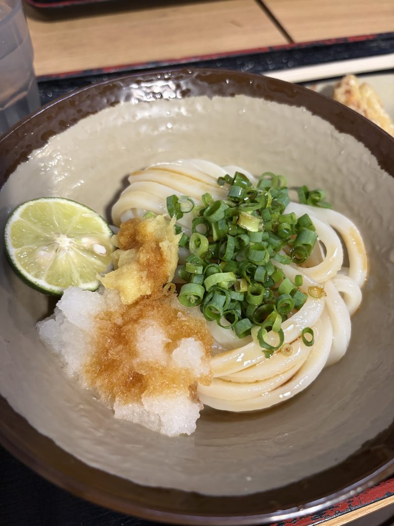 大根おろしとしょうがをのせた醤油うどん