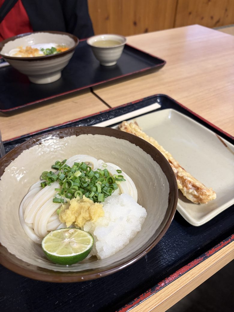 醤油うどん（小）と天ぷらをのせたトレー