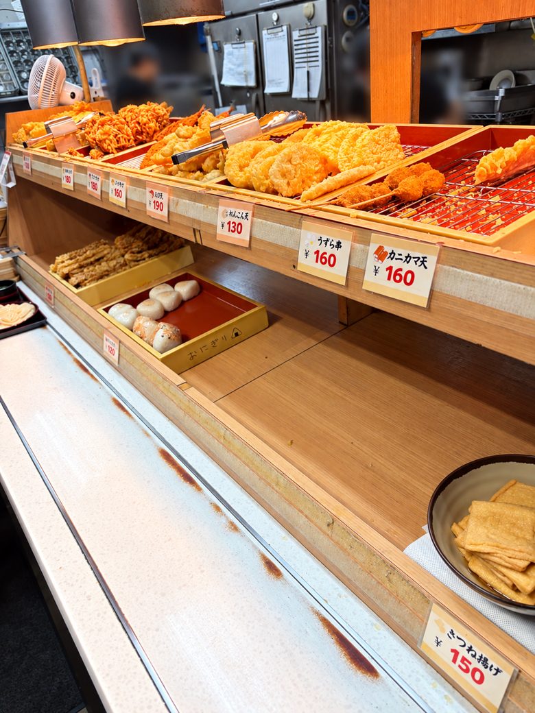 天ぷらや揚げ物が並ぶ店内のコーナー