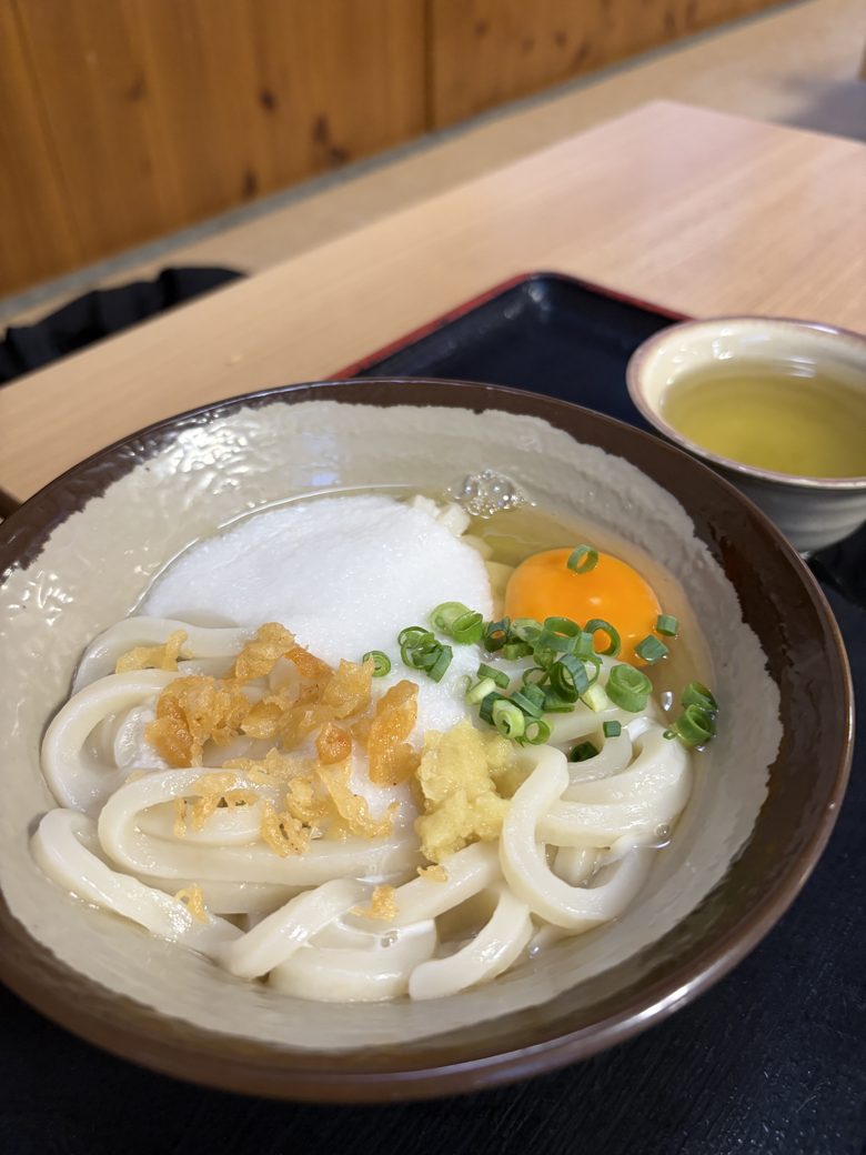 山芋と卵黄、天かすをのせた山芋釜玉うどん