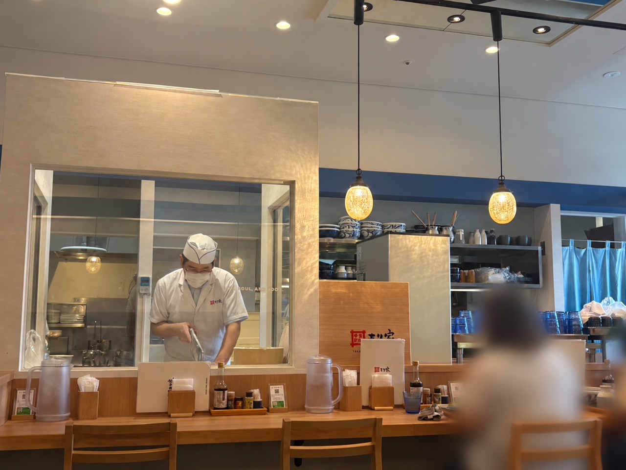 厨房が見える店内のカウンター席