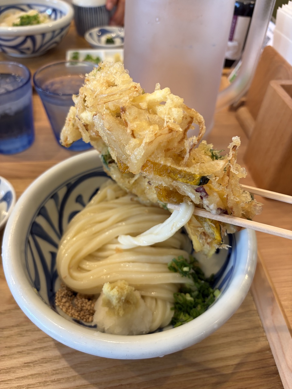 かき揚げを持ち上げたところ