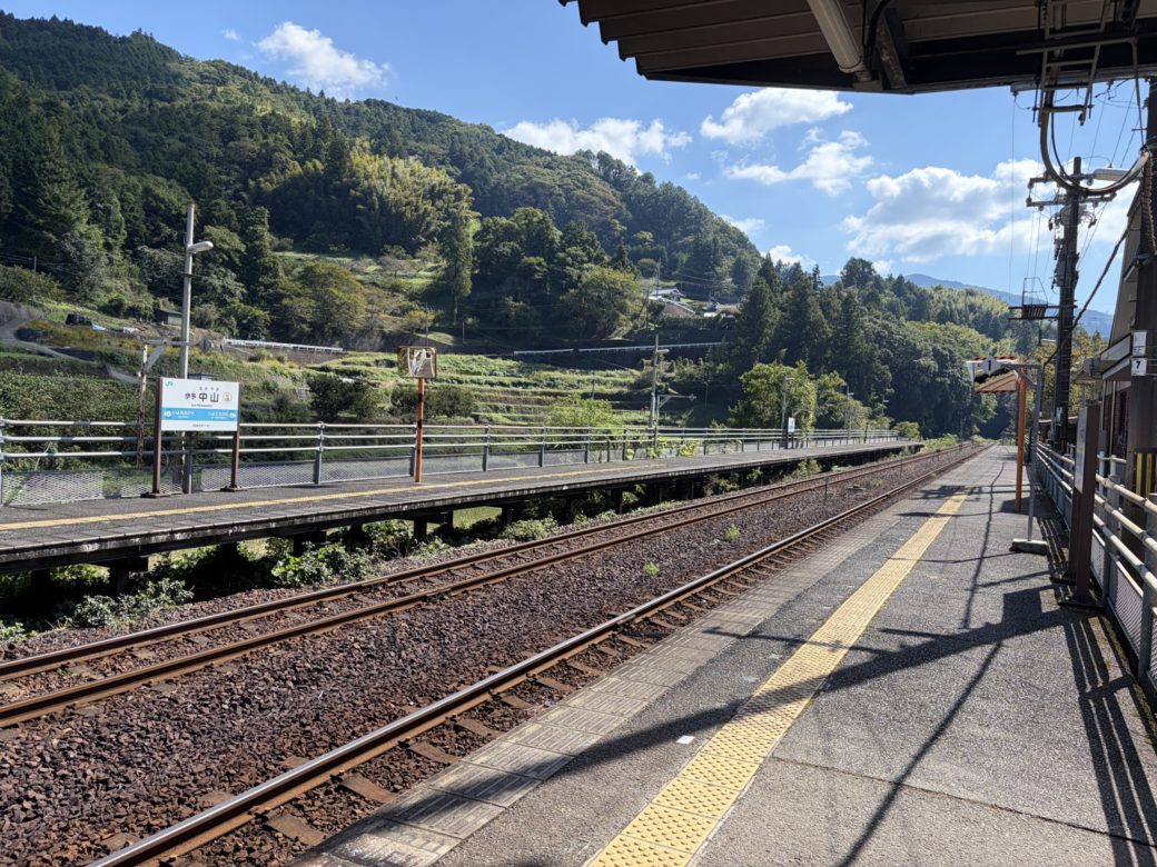 無人駅のJR伊予中山駅ホーム