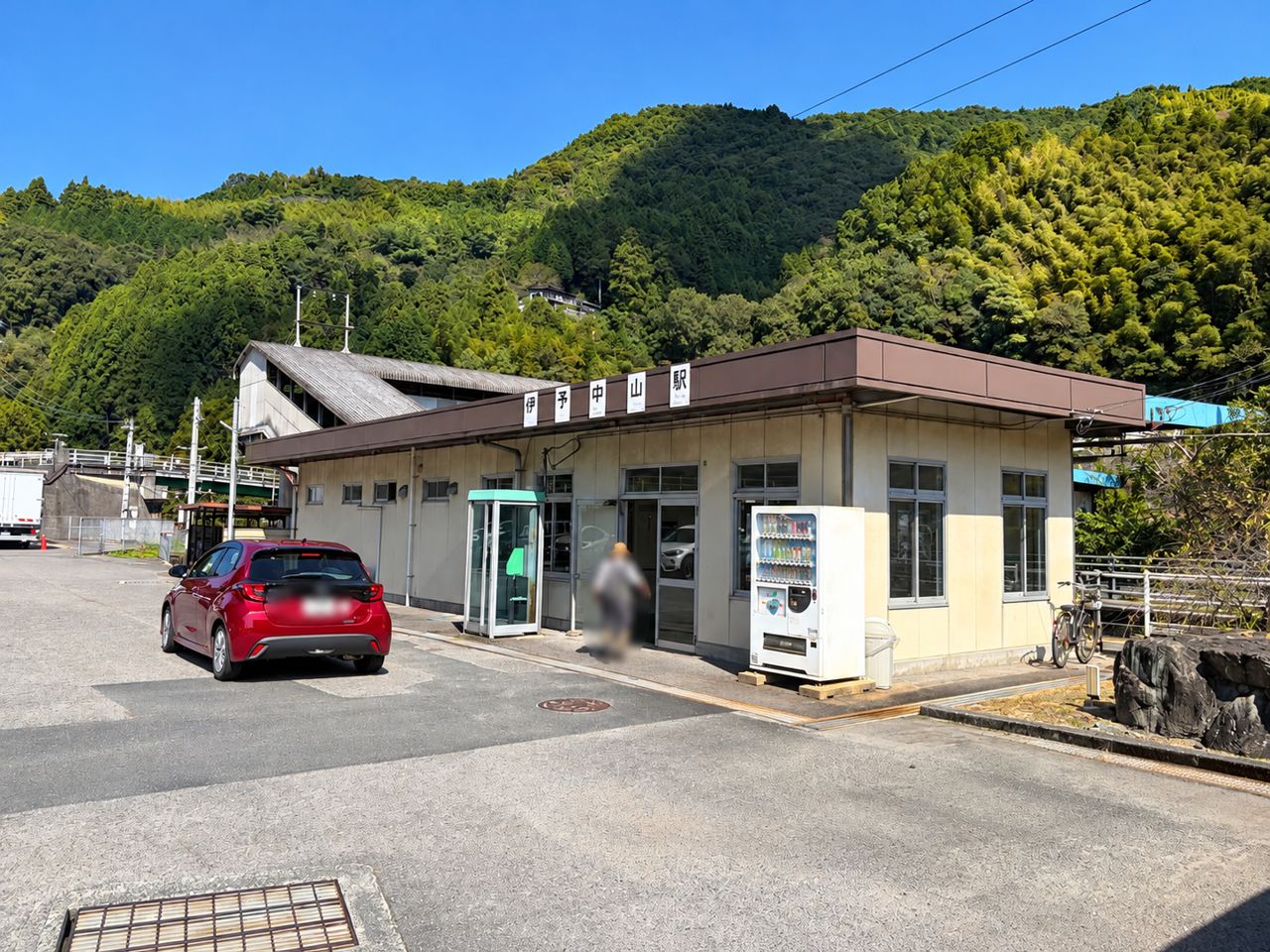 JR伊予中山駅舎と駐車場