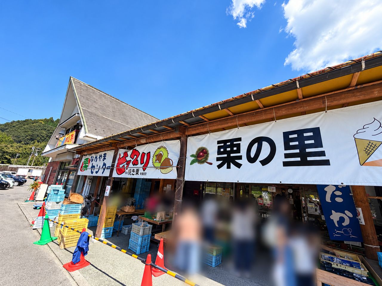 なかやま栗センターの店頭。焼き栗を求めて人が並んでいた